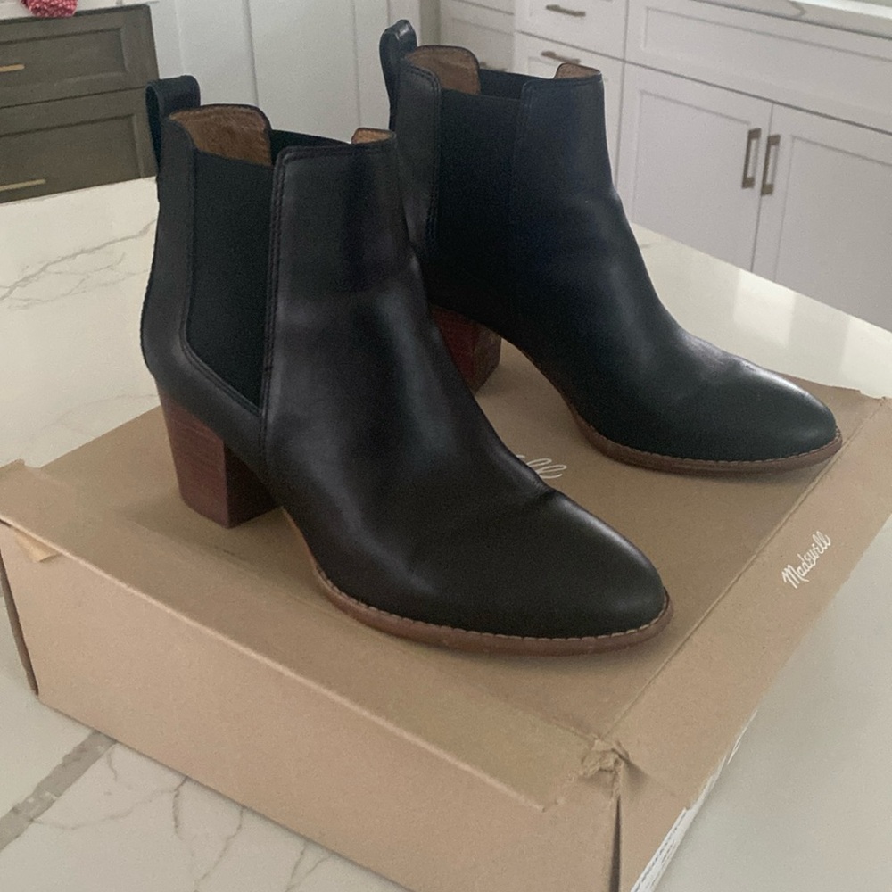 The Regan Boot- pull on in black